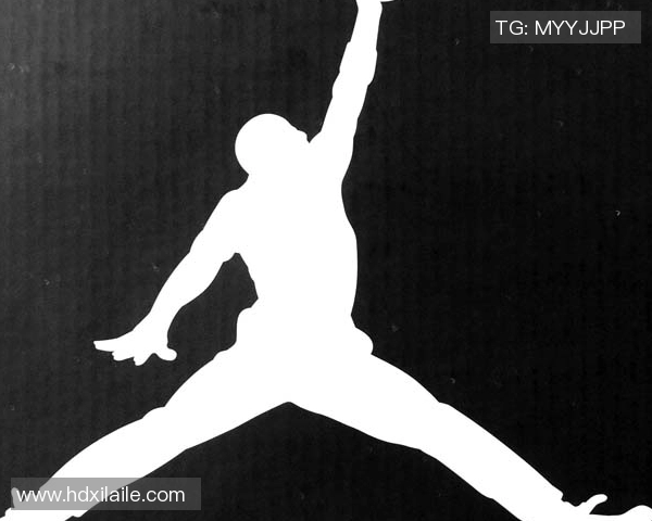 舍什科进球后拥抱家人庆祝